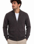 Morbidezza avvolgente e stile senza tempo. Il cardigan full zip Twins in ciniglia è il capo ideale per affrontare le giornate fredde con comfort ed eleganza naturale.

Il filato in ciniglia regala una mano morbidissima e vellutata sulla pelle, mentre la lavorazione a maglia garantisce calore e leggerezza. Il collo alto a costine protegge dal freddo e dà un tocco sportivo-raffinato, mentre la zip centrale a doppio cursore permette di regolare l’apertura come preferisci.

Le due ampie tasche a patta sul davan