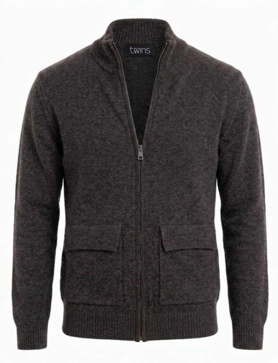 Morbidezza avvolgente e stile senza tempo. Il cardigan full zip Twins in ciniglia è il capo ideale per affrontare le giornate fredde con comfort ed eleganza naturale.

Il filato in ciniglia regala una mano morbidissima e vellutata sulla pelle, mentre la lavorazione a maglia garantisce calore e leggerezza. Il collo alto a costine protegge dal freddo e dà un tocco sportivo-raffinato, mentre la zip centrale a doppio cursore permette di regolare l’apertura come preferisci.

Le due ampie tasche a patta sul davan