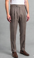 Pantalone Uomo Vita Alta con Pince e Fibbie Laterali – Made in Italy TORTORA