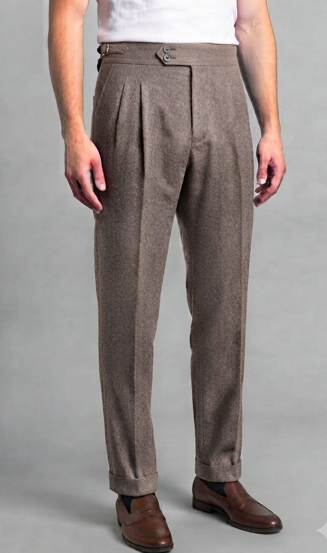 Pantalone Uomo Vita Alta con Pince e Fibbie Laterali – Made in Italy TORTORA